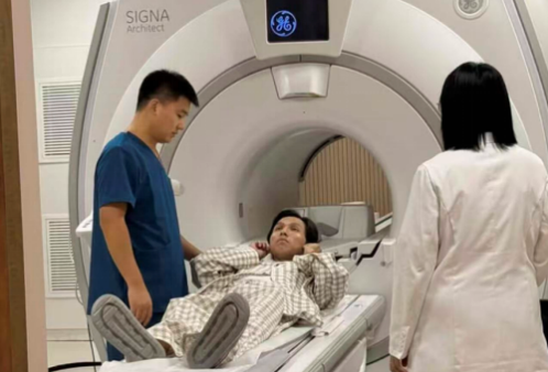 蒙古国歌手在接受CT/MRI扫描