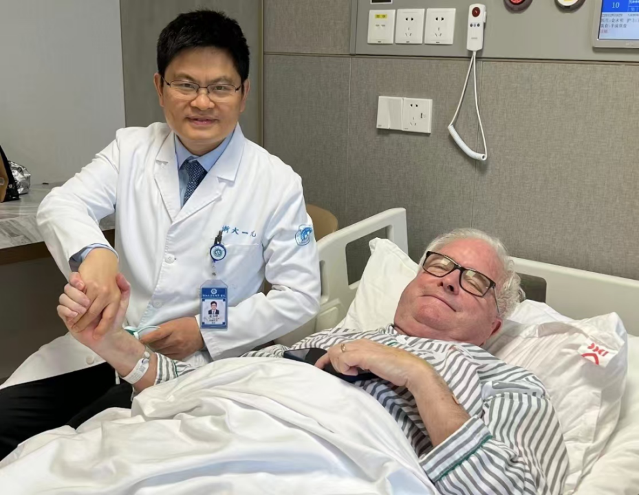 孟加拉国患者萨利赫与医生